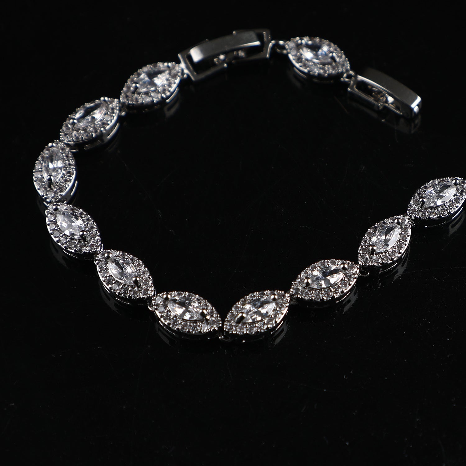 Simple and elegant zircon bracelet