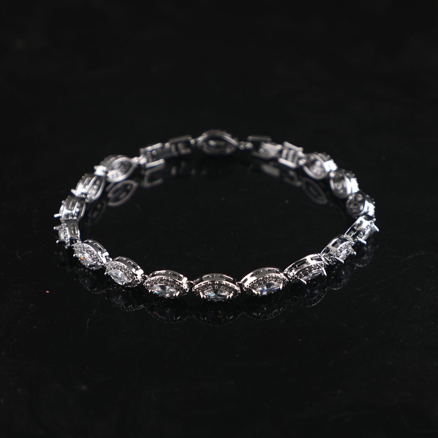 Simple and elegant zircon bracelet