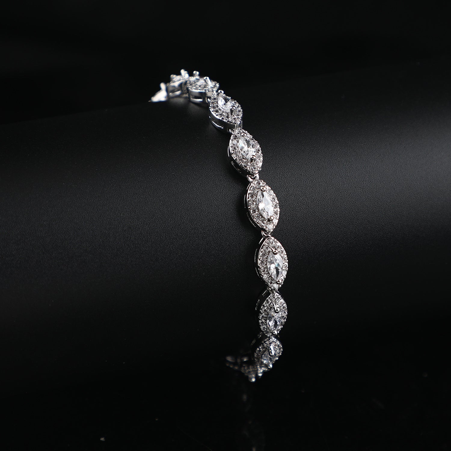 Simple and elegant zircon bracelet